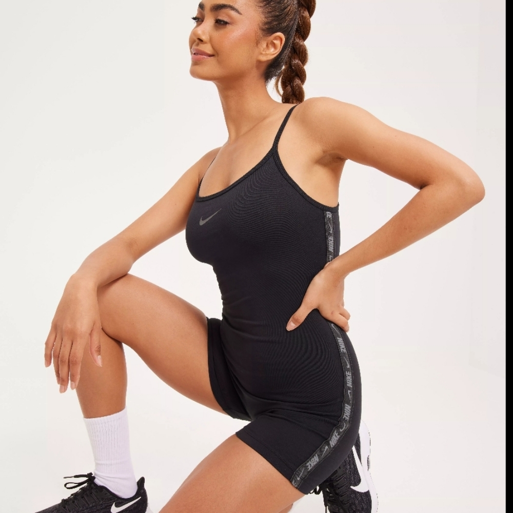 NIKE ESSENTIAL WOMENS ONEPIECE Repeat Tape